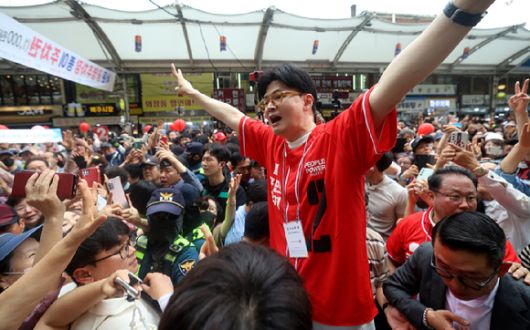 한동훈 전 국민의힘 대표가 21일 대구 중구 서문시장을 찾아 김문수 대선 후보의 지원 유세를 하고 있다. 2025.5.21 [사진=연합뉴스]