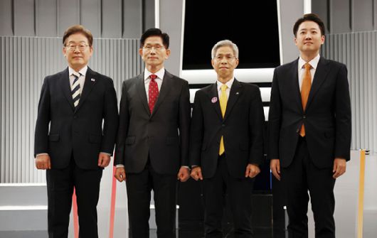 지난 23일 서울 영등포구 KBS본관 스튜디오에서 열린 중앙선거방송토론위원회 주관 제21대 대통령선거 2차 후보자토론회 시작에 앞서 각 정당 대선 후보들이 기념촬영을 하고 있다. (왼쪽부터) 이재명 더불어민주당, 김문수 국민의힘, 이준석 개혁신당, 권영국 민주노동당 대선 후보. [사진=국회사진취재단]