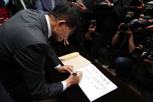 국민의힘 김문수 대선 후보가 24일 경북 구미시 박정희 전 대통령 생가를 찾아 방명록을 작성하고 있다.  [사진=연합뉴스]