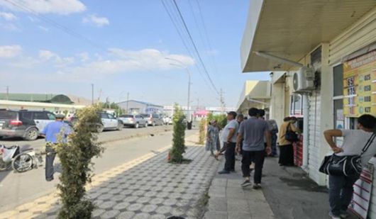 키르기스탄 국경 마을의 환전상 거리. [사진=윤영선]