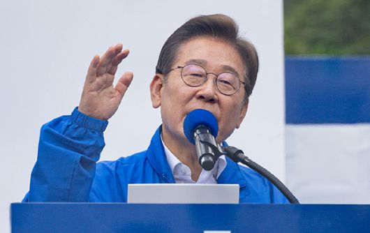 더불어민주당 이재명 대선 후보가 24일 경기 시흥시 배곧아브뉴프랑센트럴광장에서 열린 유세에서 시민들에게 지지를 호소하고 있다. 2025.5.24 [사진=연합뉴스]