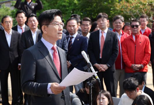 국민의힘 김문수 대선 후보가 25일 충북 옥천군 육영수 여사 생가를 방문한 뒤 취재진 앞에서 현안 관련 입장 발표를 하고 있다. 2025.5.25 [사진=연합뉴스]