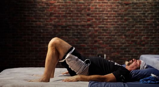 지팡이 없이는 걷지도 못했던 초고도비만의 50대 남성이 'DDP 요가'와 식단 조절을 통해 140㎏ 감량에 성공했다. 사진은 DDP 요가 동작 중 일부. [사진=유튜브 채널 'DDP YOGA']