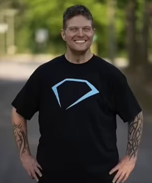 지팡이 없이는 걷지도 못했던 초고도비만의 50대 남성이 'DDP 요가'와 식단 조절을 통해 140㎏ 감량에 성공했다. 사진은 감량 후 켄 도어의 모습. [사진=데일리메일]