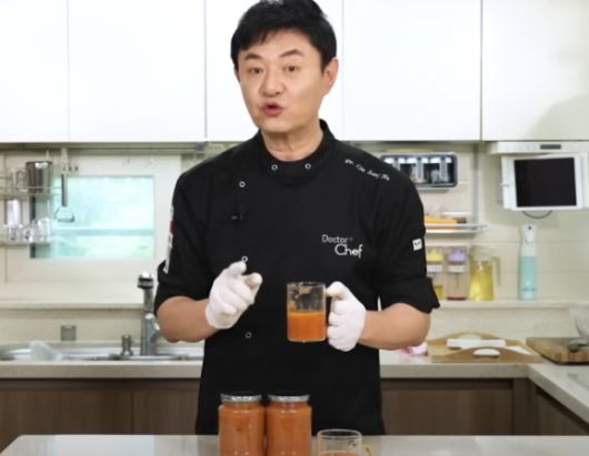 이 주스를 맛본 임 셰프는 "정말 은은하고 사과·당근 건더기가 씹히는 게 좋다. 아침 대용으로도 손색없다"고 평가했다.  [사진=유튜브 채널 '지식한상']