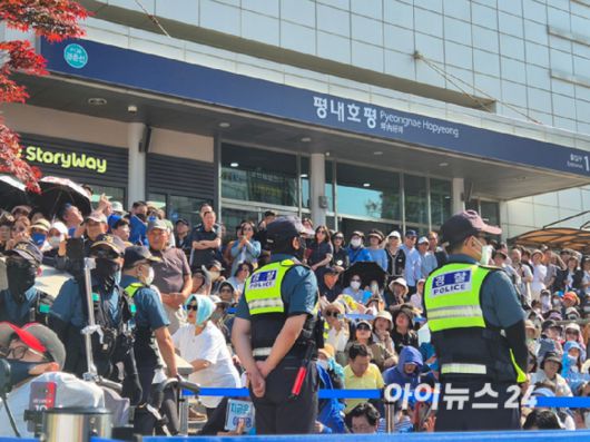 경기도 남양주시 평내호평역 광장에서 진행되는 이재명 더불어민주당 대선 후보의 유세를 보기 위해 시민들이 모여있다. [사진=김주훈 기자]