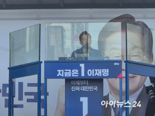 이재명 더불어민주당 대선 후보가 26일 경기 수원시 영동시장 입구 앞에서 유세를 진행하고 있다. [사진=김주훈 기자]