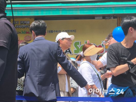 이재명 더불어민주당 대선 후보가 26일 경기 수원시 영동시장 입구 앞에서 유세를 진행하고 있다. 시민들은 좁은 통로에 불편을 호소하자, 이 후보는 "앞으로 좀 넓은 곳으로 잡으라"고 지적했다. [사진=김주훈 기자]