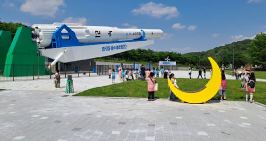 47m의 누리호 실물 크기 모델이 과천과학관에 자리잡았다. [사진=과천과학관]