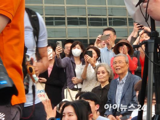 김종인 전 비상대책위원장이 28일 오후 서울 강남역 코엑스 인근에서 진행된 이준석 개혁신당 후보의 유세를 보고 있다.[사진=김주훈 기자]