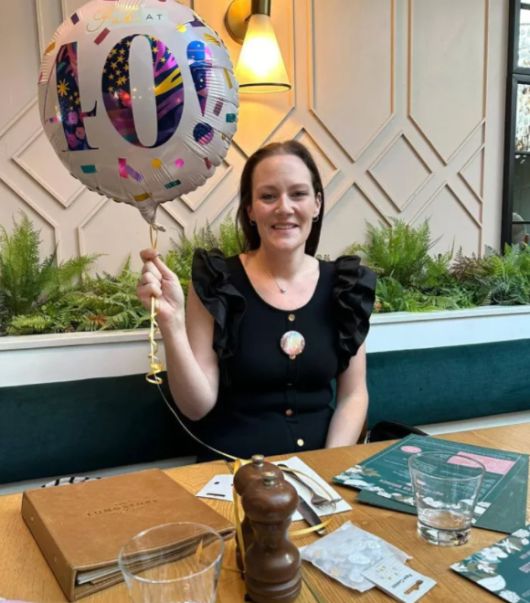 가족들이 남긴 음식을 다 먹고, TV 앞에서 간식을 즐기면서 111㎏까지 살이 쪘던 40대 여성이 건강한 식사법으로 38㎏을 감량해 화제를 모았다. 사진은 리사 필브룩 감량 후 모습. [사진=더선/리사 필브룩SNS]