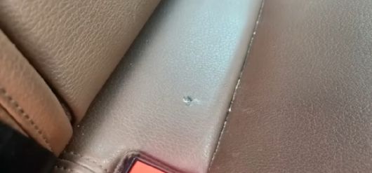 10대 여학생들에게 차량 절도 피해를 당했다는 한 남성의 사연이 전해졌다. 사진은 차량에 남아있는 담뱃불 자국. [사진=JTBC]