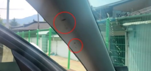 10대 여학생들에게 차량 절도 피해를 당했다는 한 남성의 사연이 전해졌다. 사진은 차량에 남아있는 파손 흔적. [사진=JTBC]