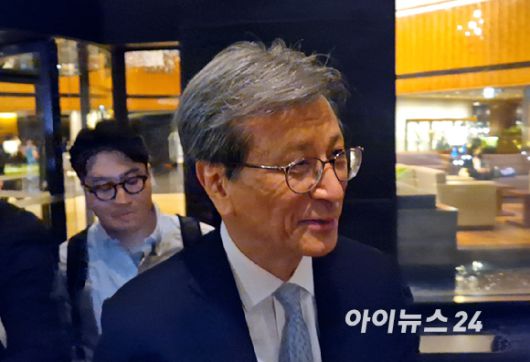 정현호 삼성전자 부회장이 30일 서울 중구 호텔신라에서 열린 제35회 삼성호암상 시상식 후 이동하고 있다. [사진=공동취재단]