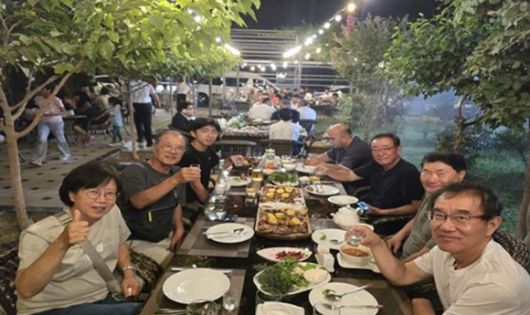 타슈켄트 우즈벡 식당의 저녁 식사 자리. [사진=윤영선]