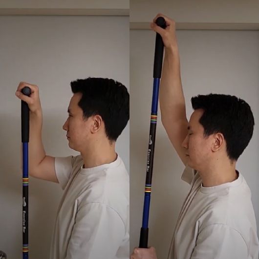 단한 운동과 생활 습관의 변화만으로도 어깨 통증에서 벗어날 수 있다. 사진은 T-bar exercise. [사진=유튜브 채널 '정형외과 전문의 선지호']