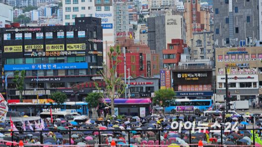 2일 부산역 광장에서 열린 국민의힘 김문수 대선 후보의 부산 총괄 거점 유세를 보기 위해 시민들이 빗속에서 우산을 쓰고 기다리고 있다. [사진=김보선 기자]