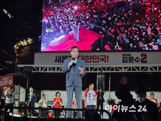 이낙연 새미래민주당 상임고문이 2일 서울 중구 시청광장에서 열린 김문수 국민의힘 대선 후보 파이널 유세에서 발언하고 있다. [사진=유범열 기자]