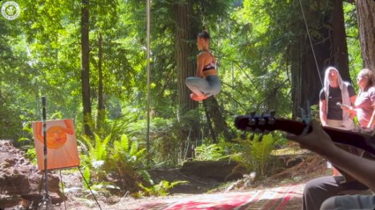 머리카락만을 이용해 약 25분간 공중에 매달려 버틴 미국의 한 서커스 공연자가 기네스 세계기록을 새로 작성했다. 사진은 그 주인공인 레일라 눈. [사진=기네스월드레코드]