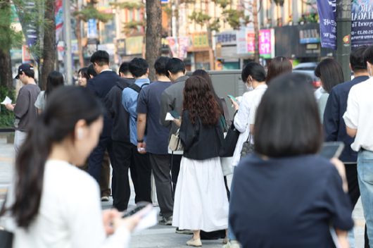 제21대 대통령선거 사전투표 둘째 날인 지난달 30일 서울 중구 을지누리센터에 마련된 사전투표소에서 투표 종료 이후에도 투표하지 못 한 유권자들이 대기표를 들고 투표 순서를 기다리고 있다. [사진=연합뉴스]