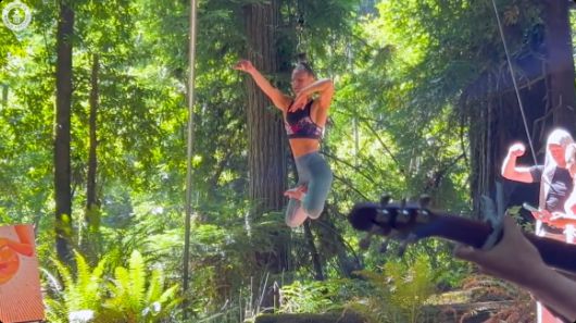 머리카락만을 이용해 약 25분간 공중에 매달려 버틴 미국의 한 서커스 공연자가 기네스 세계기록을 새로 작성했다. 사진은 그 주인공인 레일라 눈. [사진=기네스월드레코드]