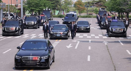 대통령경호처 경호관들이 27일 서울 강서구 경호안전교육원에서 제21대 대통령 취임식을 앞두고 취임식 차량 퍼레이드 훈련 모습을 공개하고 있다. 2025.5.27 [사진=연합뉴스]