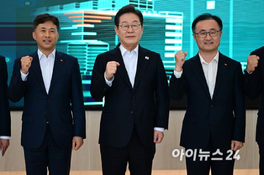 이재명 대통령(당시 더불어민주당 대선 후보)이 곽노정 SK하이닉스 대표이사 사장 등 참석자들과 지난 4월 28일 오후 경기도 이천시 SK하이닉스 이천캠퍼스에서 'K-반도체' AI메모리반도체 기업 간담회에 앞서 기념촬영을 하고 있다. [사진=국회사진취재단]