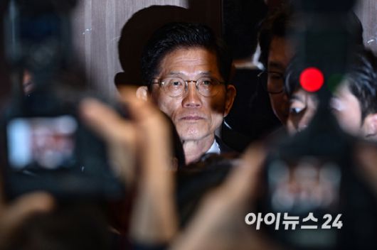 김문수 국민의힘 대선 후보가 4일 서울 여의도 당사에서 대선 결과에 승복하는 기자회견을 마치고 퇴장하고 있다. [사진=정소희 기자]