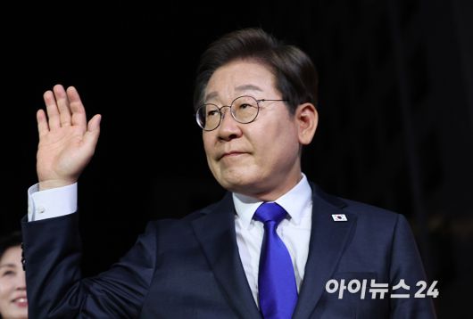 제21대 대통령으로 당선이 확실시된 이재명 더불어민주당 대통령 후보가 4일 서울 여의도 더불어민주당 당사에 들어서며 손을 흔들고 있다. [사진=곽영래 기자]