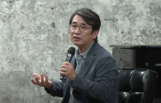 유시민 작가를 겨냥하는 듯한 발언으로 화두에 오른 배우 김혜은이 자필 사과문을 게재했다. 사진은 유 작가가 지난달 28일 유튜브 채널 '김어준의 다스뵈이다'에 출연해 발언하고 있는 모습. [사진=유튜브 채널 '김어준의 다스뵈이다' 갈무리]