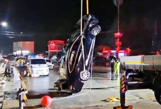 2일 오후 전남 진도군 임회면 진도항 인근 해상으로 빠진 일가족 탑승 차량이 인양되고 있다. 2025.6.2 [사진=연합뉴스]