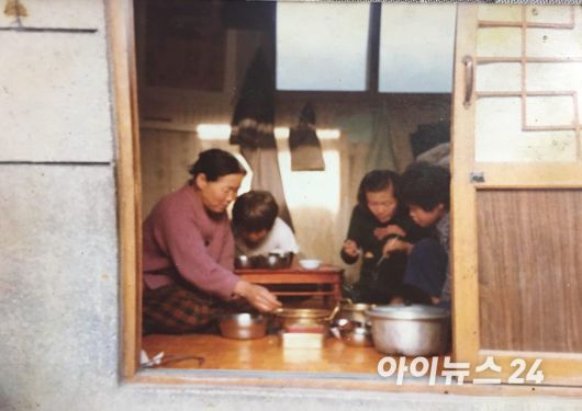 제21대 대통령 선거에서 당선을 확정지은 이재명 더불어민주당 대선 후보가 1980년 성남으로 이사온 지 4년 만에 지하를 벗어나 처음 1층으로 이사한 날. 가족들과 밥 나누어 먹는 장면. [사진=이재명 후보 측 제공. DB 및 재판매 금지]