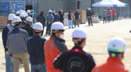건설현장 외국인근로자들. [사진=연합뉴스]