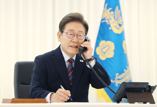 이재명 대통령이 지난 6일 서울 한남동 관저에서 도널드 트럼프 미국 대통령과 전화 통화를 하기 위해 수화기를 들고 있다.  [사진=연합뉴스]