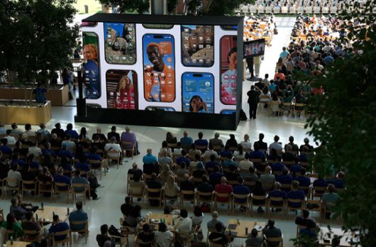 애플이 9일(현지시간) 캘리포니아 쿠퍼티노에서 열린 애플 세계 개발자 회의(WWDC)에서 액체 유리를 발표하고 있다. [사진=연합뉴스]