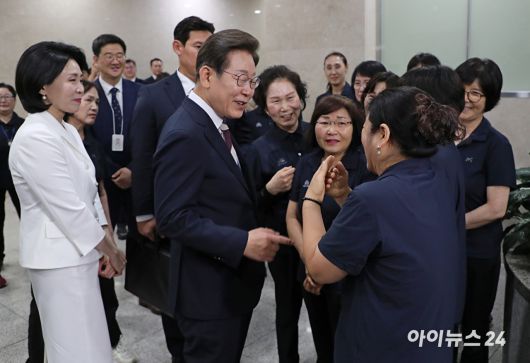 제21대 대통령 취임식이 열린 4일 오전 서울 여의도 국회에서 이재명 대통령이 취임식을 마친뒤 청소근로자들과 인사를 하고 있다. [사진=국회시잔취재단]