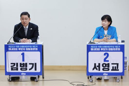 10일 서울 여의도 국회 의원회관에서 열린 더불어민주당 제22대 국회 2기 원내대표 후보 합동토론회에서 김병기 후보가 기조발언을 하고 있다. 오른쪽은 서영교 후보. 2025.6.10 [사진=연합뉴스]