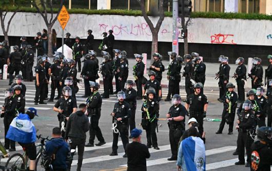 10일(현지시간) 로스앤젤레스에서 연방 이민단속 작전에 대한 항의 시위가 며칠째 이어지면서 통금 시간이 시행되자 진압 장비를 착용한 경찰이 도로를 정리하기 위해 이동하고 있는 모습. [사진= AFP/연합뉴스]