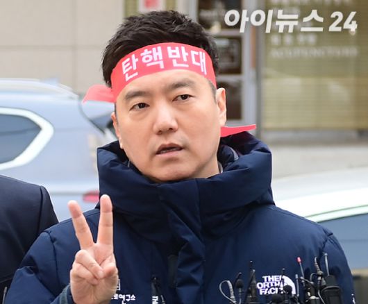 김세의 유튜브 가로세로연구소 대표가 지난 3월 서울경찰청에 출석해 허위사실 유포에 따른 명예훼손 혐의로 유튜버 이진호에 대한 고소장을 접수하고 있다. [사진=정소희 기자]