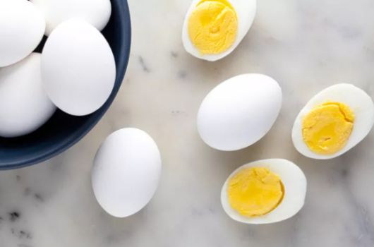 아보카도와 달걀을 함께 먹으면 남성호르몬 증진에 좋다는 전문가의 의견이 나왔다. 사진은 삶은 달걀. [사진=Simply Recipes]