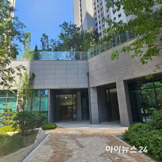 지하 1층에 커뮤니티센터 '클럽 자이안' 입구. 2025.06.11 [사진=이효정 기자 ]