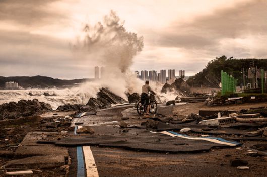 2022년 9월 6일 태풍 힌남노가 덮친 다음 날 아침, 경북 경주시 양남면. 마을 앞 바다로 난 해파랑길 아스팔트가 종이처럼 부서져 있었다. [사진=조은옥/기상청]