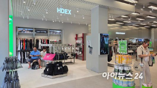 올리브영 홍대놀이터점 내부 모습. 스포츠 브랜드 에치이치덱스가 숍입숍으로 들어와있다. [사진=진광찬 기자]