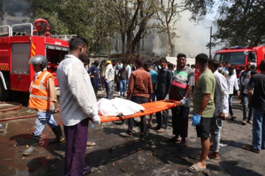 인도 서부 아마다바드 공항 인근에서 발생한 에어인디아 여객기 추락 사고의 생존자가 당시 상황을 이야기했다. 사진은 구조대원들이 12일(현지시간) 에어인디어 여객기 추락사고 현장인 인도 아메다바드에서 희생자들을 운반하고 있다. [사진=연합뉴스]