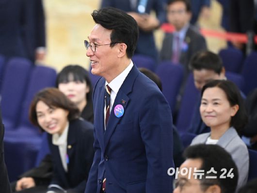 국무총리에 내정된 김민석 더불어민주당 의원이 4일 오전 서울 여의도 국회의사당에서 열린 제21대 대통령 취임선서에 참석하고 있다. [사진=곽영래 기자]