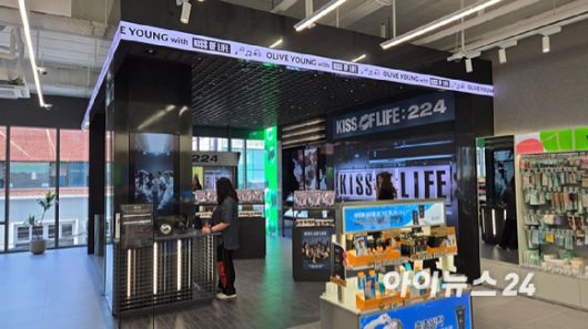 올리브영 홍대놀이터점 'K-POP 음반존'. 청취용 헤드셋을 통해 음악을 듣고, 음반도 구매할 수 있다. [사진=진광찬 기자]