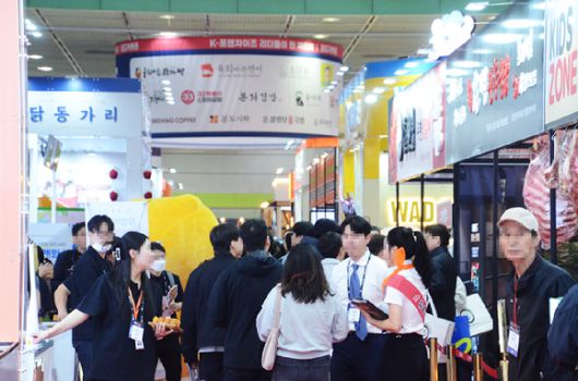 서울 코엑스에서 열린 제58회 IFS 프랜차이즈 창업 산업 박람회 참관객들이 부스를 둘러보고 있다. [사진=한국프랜차이즈산업협회]