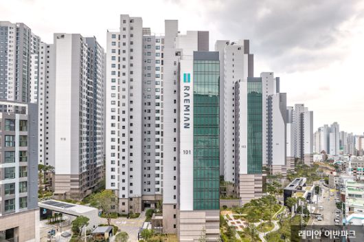 삼성물산의 정비사업 수주 행보가 전에 없이 적극적이다. 초대형 사업장은 물론 소규모 단지마저 따낼 정도다. 사진은 삼성물산이 시공한 래미안어반파크 아파트 전경. [사진=삼성물산]