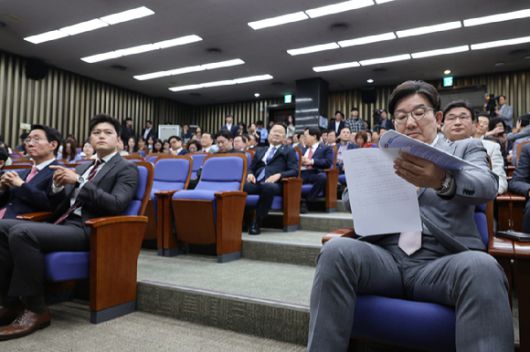 국민의힘 권성동 원내대표가 5일 서울 여의도 국회에서 열린 의원총회에서 자료를 살펴보고 있다. [사진=연합뉴스]