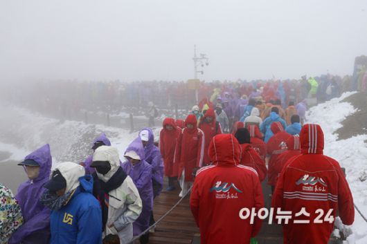 11일 백두산 북파지역에서 비안개에 모습을 감춘 백두산 천지의 모습. 이날 기온은 7도 정도였지만, 강하게 부는 비바람에 체감온도는 영하권에 가까웠다. [사진=정소희 기자]
